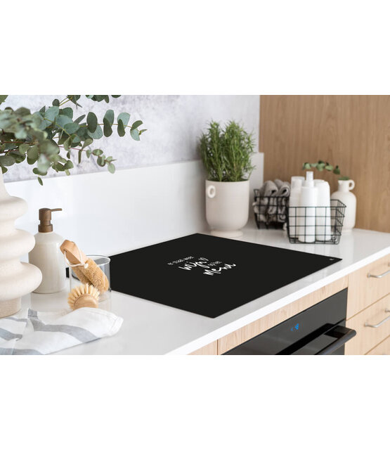 Inductiebeschermer - zwart met tekst 'Er staat weer wijn op het menu'