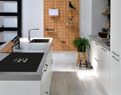 Inductiebeschermer - zwart met tekst 'Er staat weer wijn op het menu'