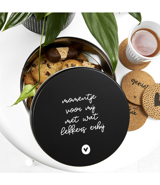Koektrommel zwart wit met tekst 'Momentje voor mij met wat lekkers erbij'