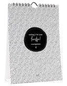 Zwart wit verjaardagskalender staand met leuke quotes