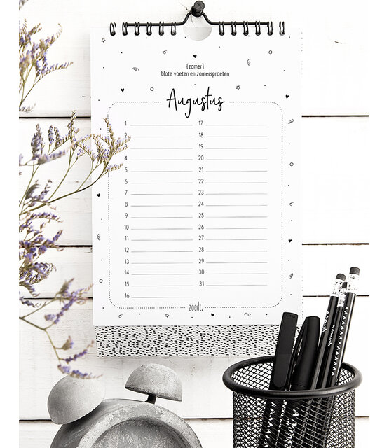 Zwart wit verjaardagskalender staand met leuke quotes