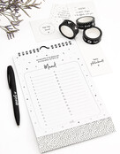 Zwart wit verjaardagskalender staand met leuke quotes