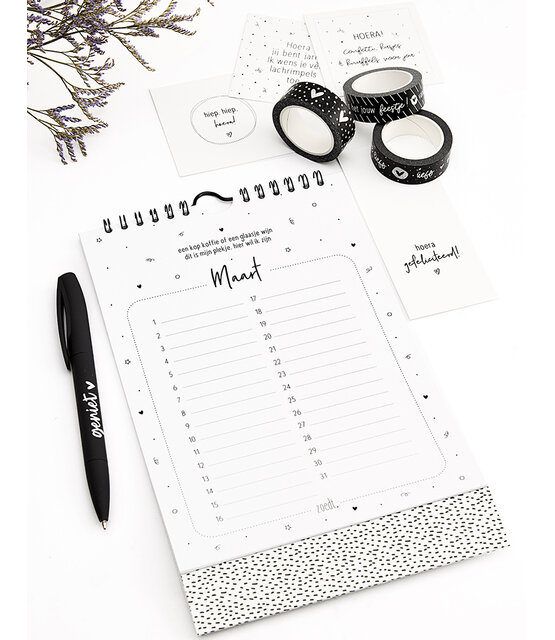 Zwart wit verjaardagskalender staand met leuke quotes