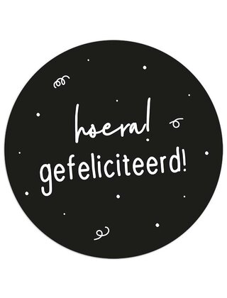 Sticker 'Hoera gefeliciteerd' - zwart wit - 4,5cm