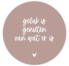 Muurcirkel oudroze met tekst 'Geluk is genieten van wat er is'