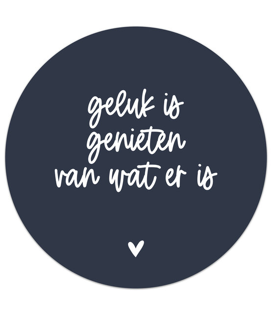 Muurcirkel donkerblauw met tekst 'Geluk is genieten van wat er is' Muurcirkel donkerblauw met tekst 'Geluk is genieten van wat er is'