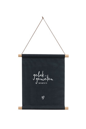 Textielposter zwart met tekst 'Geluk is genieten van wat er is'