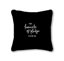 Outdoor sierkussen met tekst 'Mijn favoriete plekje is in de zon' – Waterafstotend tuinkussen voor buiten – 40x40cm - zwart