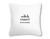 Outdoor sierkussen met tekst 'Cocktails en kusjes in het zonnetje' – Waterafstotend tuinkussen voor buiten – 40x40cm - wit Outdoor sierkussen met tekst 'Cocktails en kusjes in het zonnetje' – Waterafstotend tuinkussen voor buiten – 40x40cm - wit