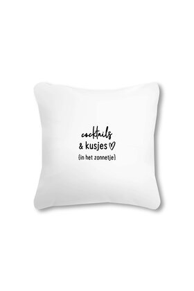 Buitenkussen wit met tekst 'Cocktails en kusjes in het zonnetje' – Waterafstotend tuinkussen 40x40cm