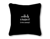 Outdoor sierkussen met tekst 'Cocktails en kusjes in het zonnetje' – Waterafstotend tuinkussen voor buiten – 40x40cm - zwart