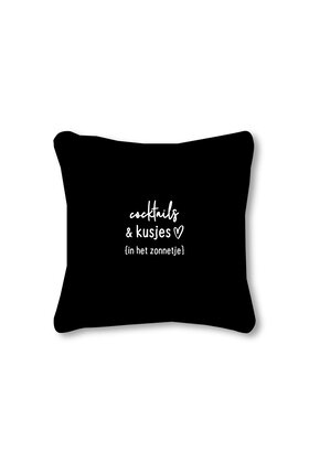 Buitenkussen zwart - met tekst 'Cocktails en kusjes in het zonnetje' – Waterafstotend tuinkussen 40x40cm
