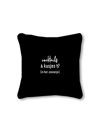 Buitenkussen zwart - met tekst 'Cocktails en kusjes in het zonnetje' – Waterafstotend tuinkussen 40x40cm