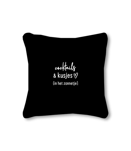 Outdoor sierkussen met tekst 'Cocktails en kusjes in het zonnetje' – Waterafstotend tuinkussen voor buiten – 40x40cm - zwart