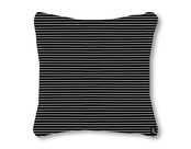 Outdoor sierkussen met tekst 'Cocktails en kusjes in het zonnetje' – Waterafstotend tuinkussen voor buiten – 40x40cm - zwart