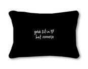 Outdoor sierkussen met tekst 'Geluk zit in het zonnetje' – Waterafstotend tuinkussen voor buiten – 50x30cm - zwart