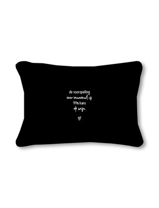 Buitenkussen zwart met tekst 'De voorspelling voor vanavond is 99% kans op wijn' – Waterafstotend tuinkussen 50x30cm