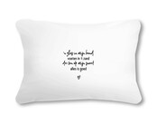 Outdoor sierkussen met gedicht 'Een glas in mijn hand, voeten in 't zand...' – Waterafstotend tuinkussen voor buiten – 50x30cm - wit Outdoor sierkussen met gedicht 'Een glas in mijn hand, voeten in 't zand...' – Waterafstotend tuinkussen voor buiten – 50x30cm - wit