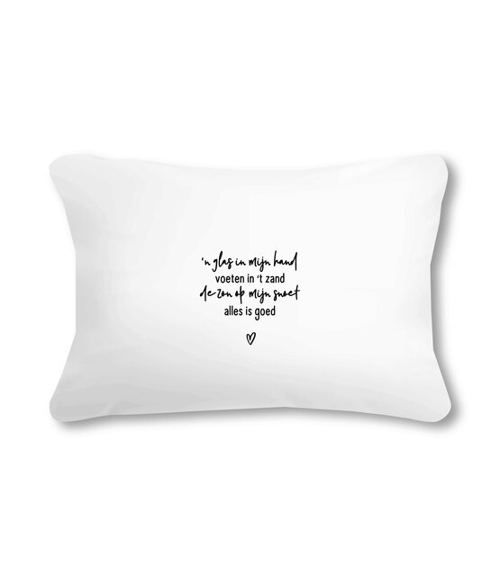 Outdoor sierkussen met gedicht 'Een glas in mijn hand, voeten in 't zand...' – Waterafstotend tuinkussen voor buiten – 50x30cm - wit Outdoor sierkussen met gedicht 'Een glas in mijn hand, voeten in 't zand...' – Waterafstotend tuinkussen voor buiten – 50x30cm - wit
