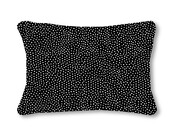 Outdoor sierkussen met zwart wit stippen patroon – Waterafstotend tuinkussen voor buiten – 50x30cm - zwart/wit