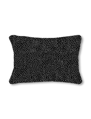 Buitenkussen met zwart wit stippen patroon – Waterafstotend tuinkussen 50x30cm