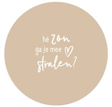 Zandkleurige tuincirkel/muurcirkel met tekst - 'Hé zon ga je me stralen?' perfect als wanddecoratie voor buiten en binnen