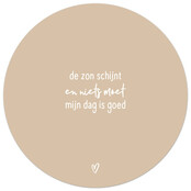 Zandkleurige tuincirkel/muurcirkel met tekst - 'De zon schijnt en niets moet, mijn dag is goed' perfect als wanddecoratie voor buiten en binnen