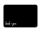 Placemat van zwart vinyl met de speelse tekst ‘Kook van jou’ – een stijlvolle en praktische toevoeging aan jouw eettafel