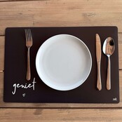 Placemat van zwart vinyl met de tekst ‘ Geniet’ – een stijlvolle en praktische toevoeging aan jouw eettafel Placemat van zwart vinyl met de tekst ‘ Geniet’ – een stijlvolle en praktische toevoeging aan jouw eettafel