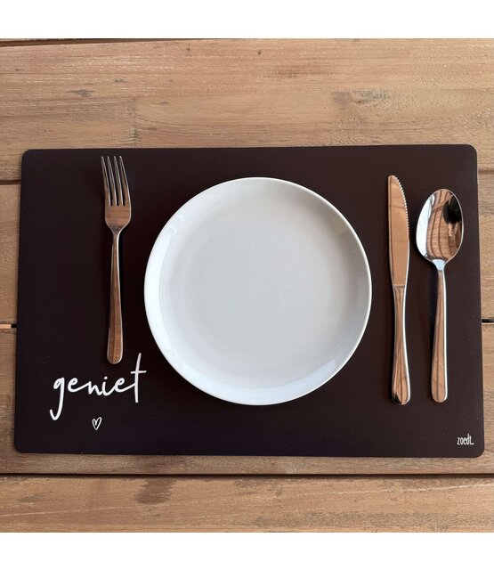 Placemat van zwart vinyl met de tekst ‘ Geniet’ – een stijlvolle en praktische toevoeging aan jouw eettafel Placemat van zwart vinyl met de tekst ‘ Geniet’ – een stijlvolle en praktische toevoeging aan jouw eettafel