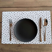 Placemat van wit vinyl met zwart hartjes patroon – een stijlvolle en praktische toevoeging aan jouw eettafel
