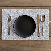 Placemat van wit vinyl met zwart dots patroon – een stijlvolle en praktische toevoeging aan jouw eettafel