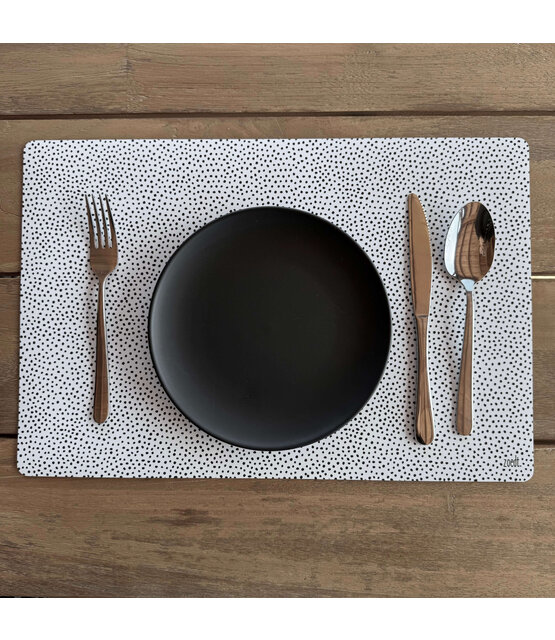 Placemat van wit vinyl met zwart dots patroon – een stijlvolle en praktische toevoeging aan jouw eettafel