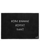 Deurmat zwart 40x60 cm – met tekst ‘Kom binnen! Koffie? Thee?’ — sfeervolle schoonloopmat met anti-slip | Zoedt