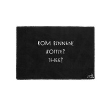 Deurmat zwart 40x60 cm – met tekst ‘Kom binnen! Koffie? Thee?’ — sfeervolle schoonloopmat met anti-slip | Zoedt