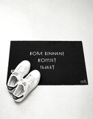 Deurmat zwart 40x60 cm – met tekst ‘Kom binnen! Koffie? Thee?’ — sfeervolle schoonloopmat met anti-slip | Zoedt