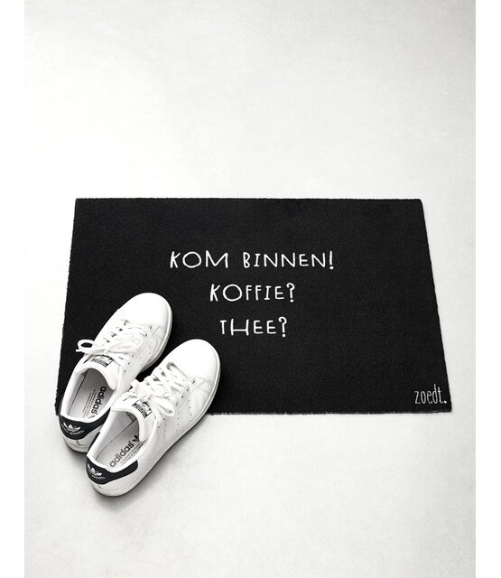Deurmat zwart 40x60 cm – met tekst ‘Kom binnen! Koffie? Thee?’ — sfeervolle schoonloopmat met anti-slip | Zoedt