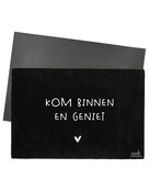 Deurmat zwart 40x60 cm – met tekst ‘Kom binnen en geniet’ — sfeervolle schoonloopmat met anti-slip | Zoedt