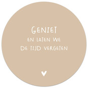 Muurcirkel zand met tekst 'Geniet en laten we de tijd vergeten'