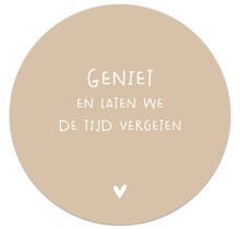 Muurcirkel zand met tekst 'Geniet en laten we de tijd vergeten'