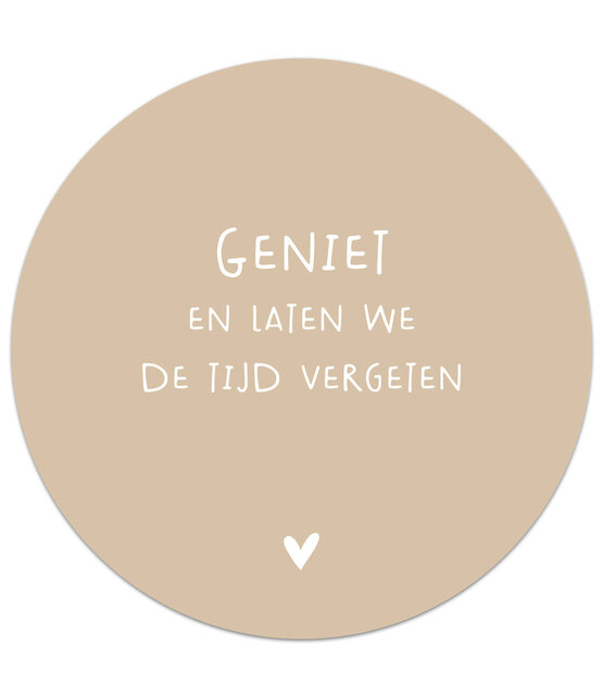 Muurcirkel zand met tekst 'Geniet en laten we de tijd vergeten'