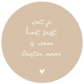 Muurcirkel zand met  tekst  'Wat je hart zegt...'