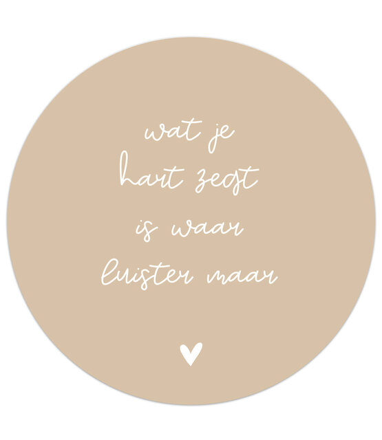 Muurcirkel zand met  tekst  'Wat je hart zegt...'
