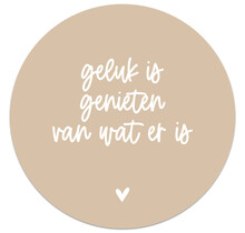 Muurcirkel zand met  tekst 'Geluk is genieten van wat er is'