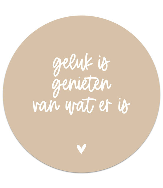 Muurcirkel zand met  tekst 'Geluk is genieten van wat er is'