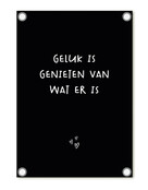 Tuinposter zwart met tekst 'Geluk is genieten van wat er is'– buitenposter voor tuin & terras