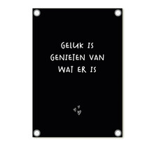 Tuinposter zwart met tekst 'Geluk is genieten van wat er is'– buitenposter voor tuin & terras