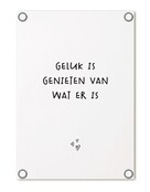 Tuinposter wit met tekst 'Geluk is genieten van wat er is'– buitenposter voor tuin & terras
