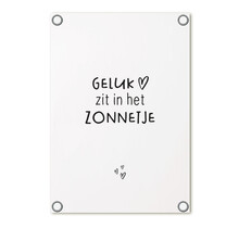 Tuinposter wit met tekst 'Geluk zit in het zonnetje' – buitenposter voor tuin & terras