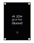 Tuinposter zwart met tekst 'Hé zon ga je mee stralen?' – buitenposter voor tuin & terras